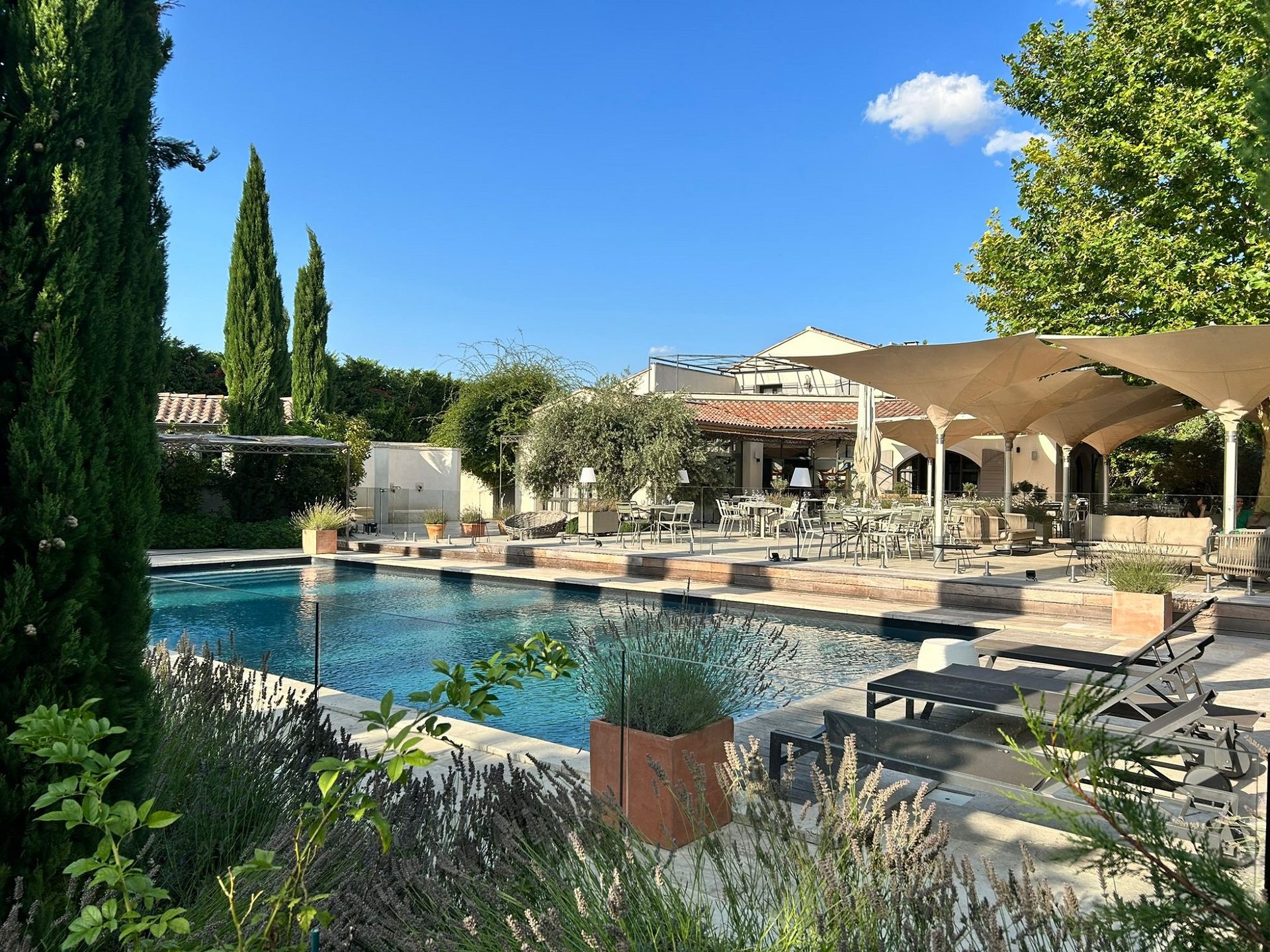 La piscine et la terrasse ombragée de La Villa Saint Antoine, à Violès