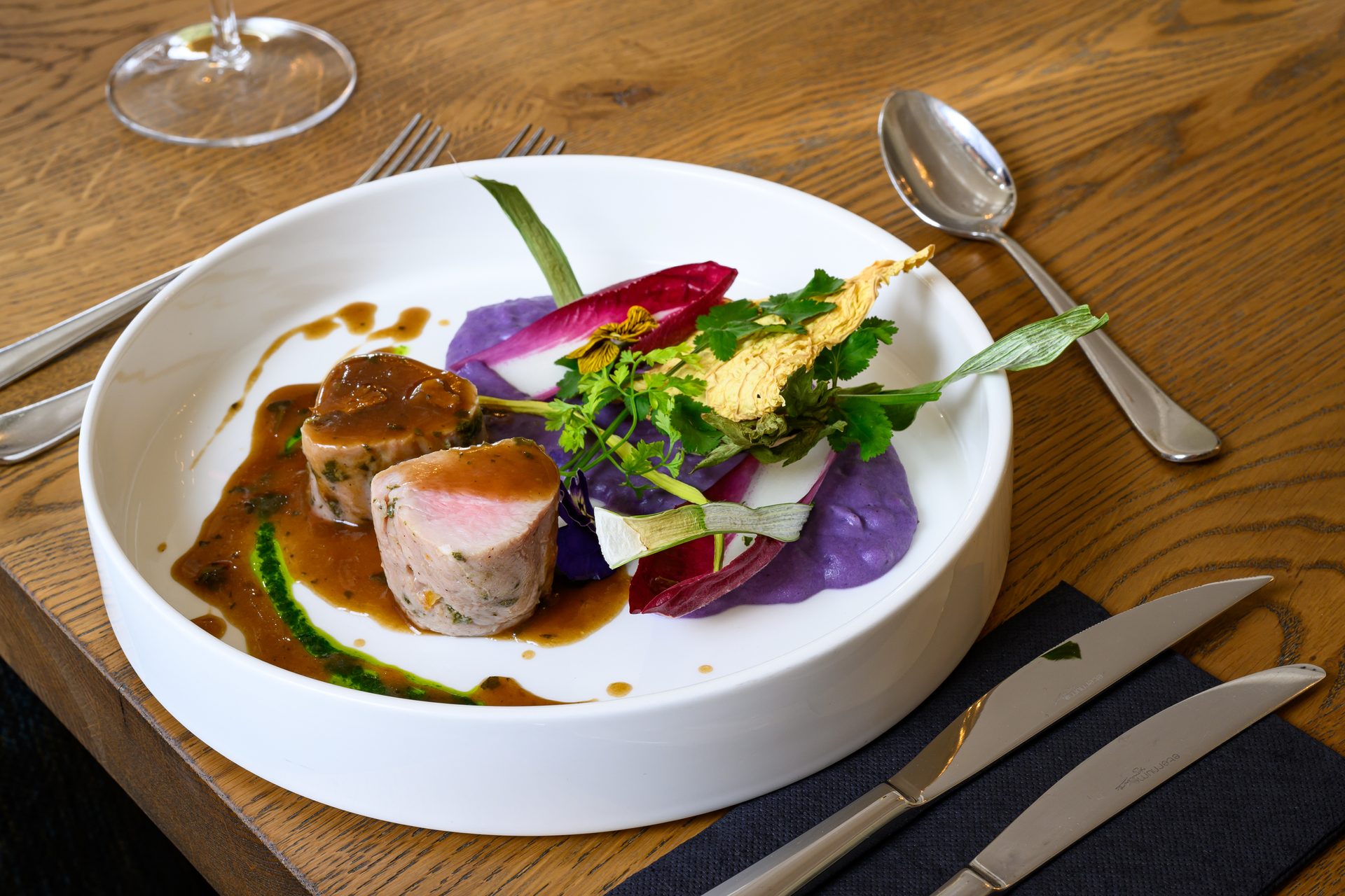 Assiette dressée sur une table en chêne, à la Villa Saint Antoine