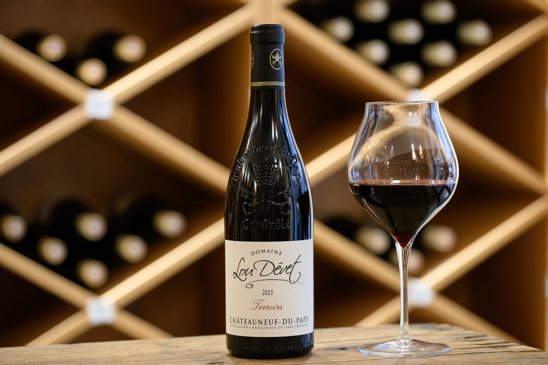 Un Châteauneuf-du-Pape servi au verre, devant la cave